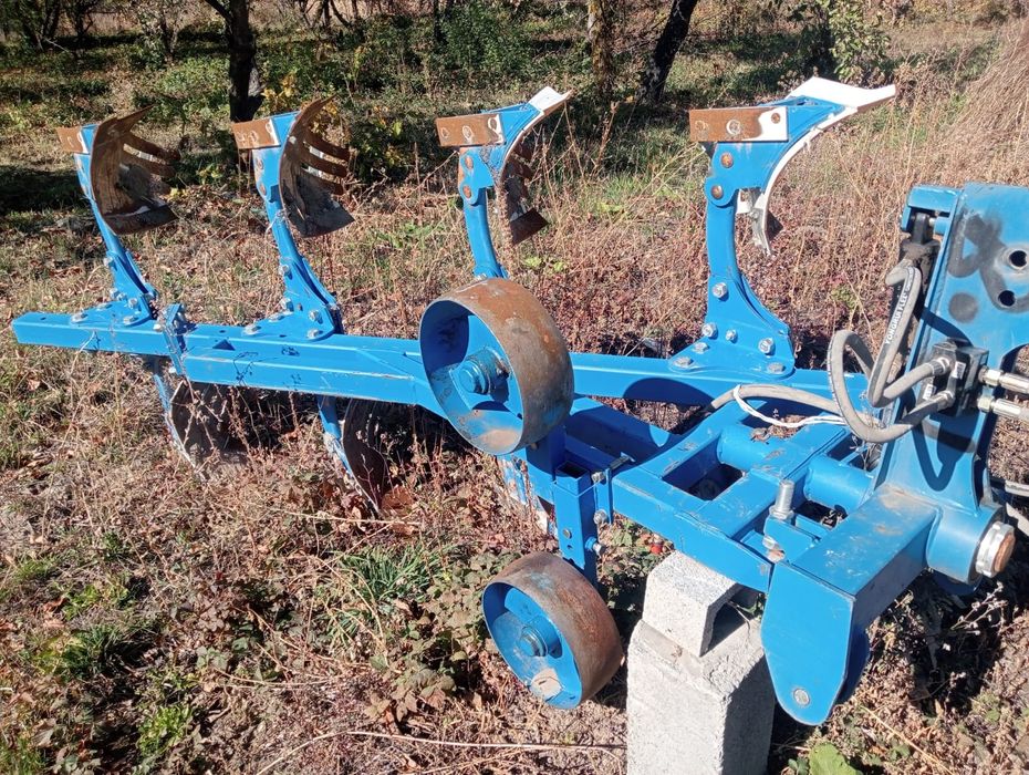 МТЗ 892.2 с плугом