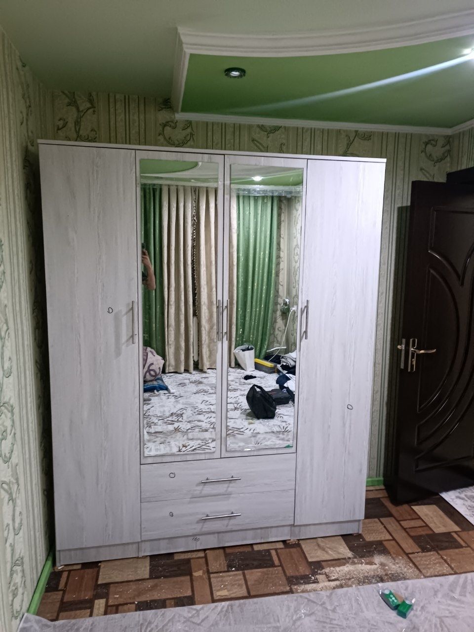 Shkaf sotiladi dastafka ustanovka bepul buladi