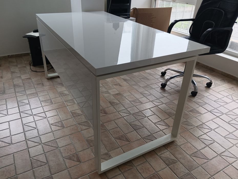 Офис мебели бели