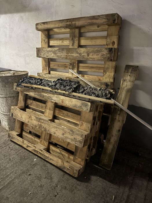 Дераянный поддоны пять штук отдам дешево звоните