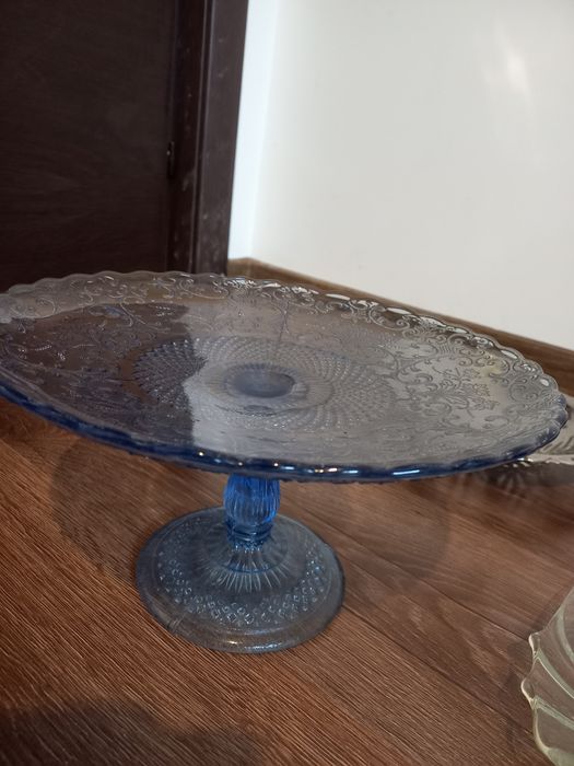 Trei platouri servire pentru oaspeti 
- 2 platouri din sticla groasa c