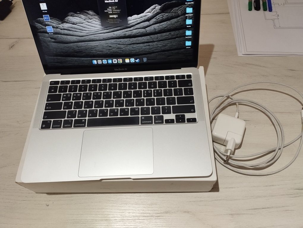 MacBook Air M1 8/256 срочно сотилади