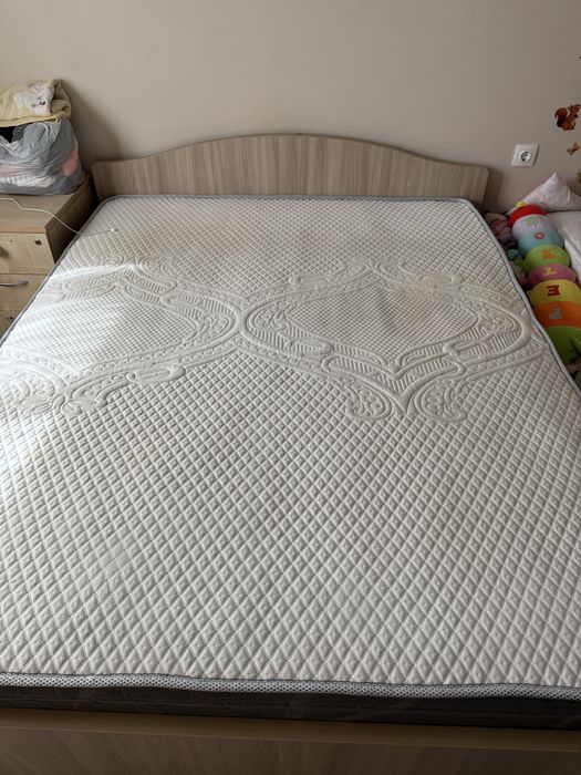 Продаю двухспальную кровать с ортопедическим матрасом