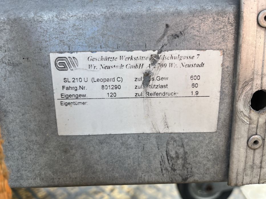 Ремарке за лек автомобил с стойка за мотори