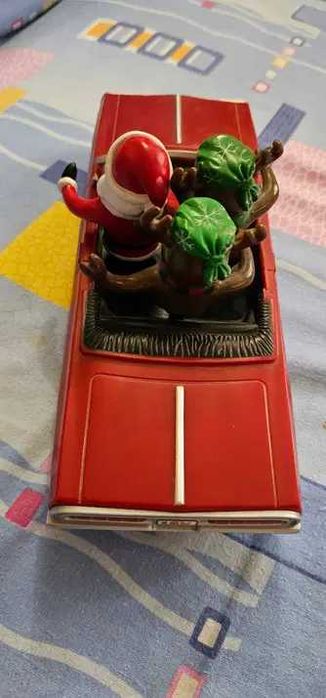 masina vintage Impala cu Mos Craciun si reni