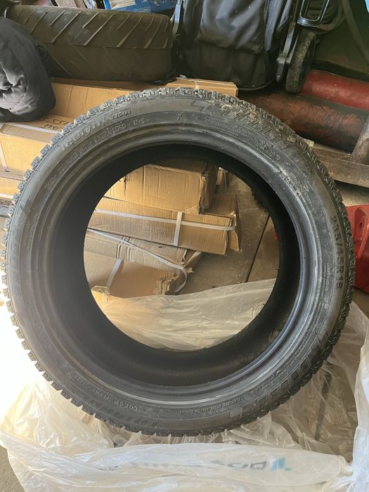 Продам резину зима 235/45R18