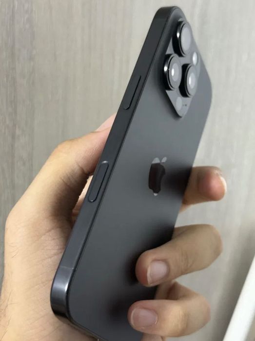 Vând iPhone 16 pro titanium