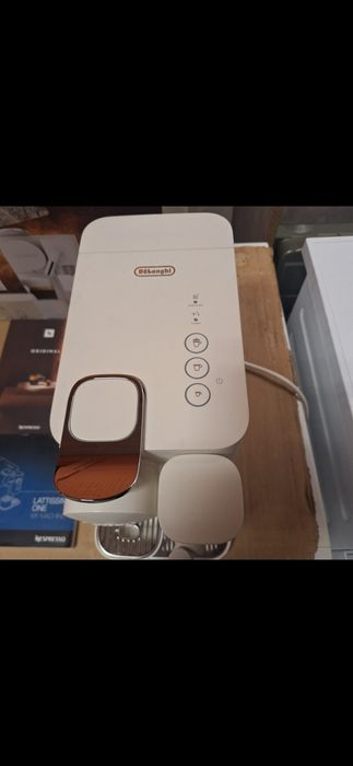 Кафе машина с капсули Delonghi Nespresso Latissima One нова неизполз
