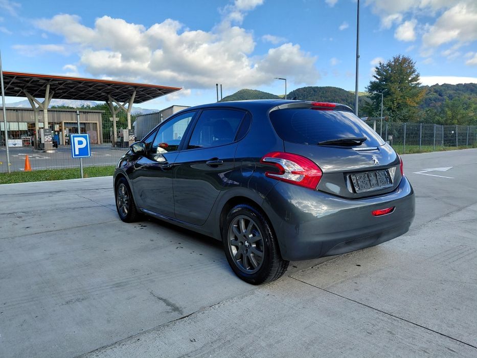 Peugeut 208 1,2 benzina an 2014 euro 5 Navigație/Incalzire scaune /