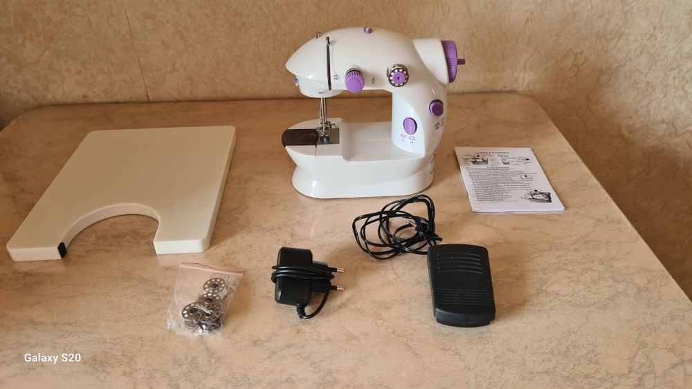 Новая электрическая швейная машинка с комплектом аксесуаров