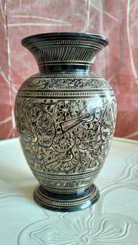Месингова ваза с ръчно гравирани орнаменти