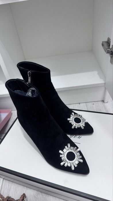 продам ботинки новые