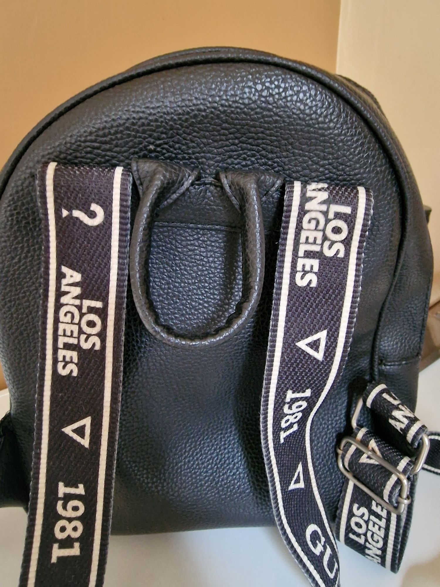 Продавам дамска чанта GUESS
