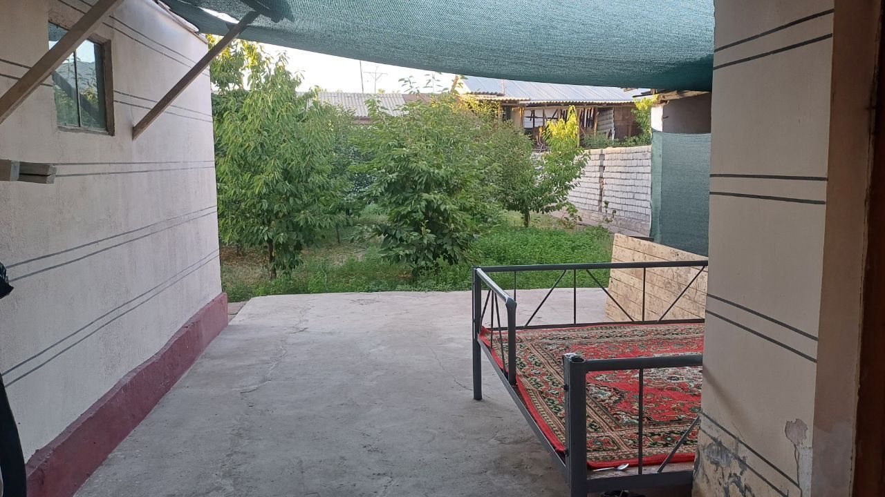 Qibray tumani, savxoz 5 da 7'4 sotix uy sotiladi 9 xonali .