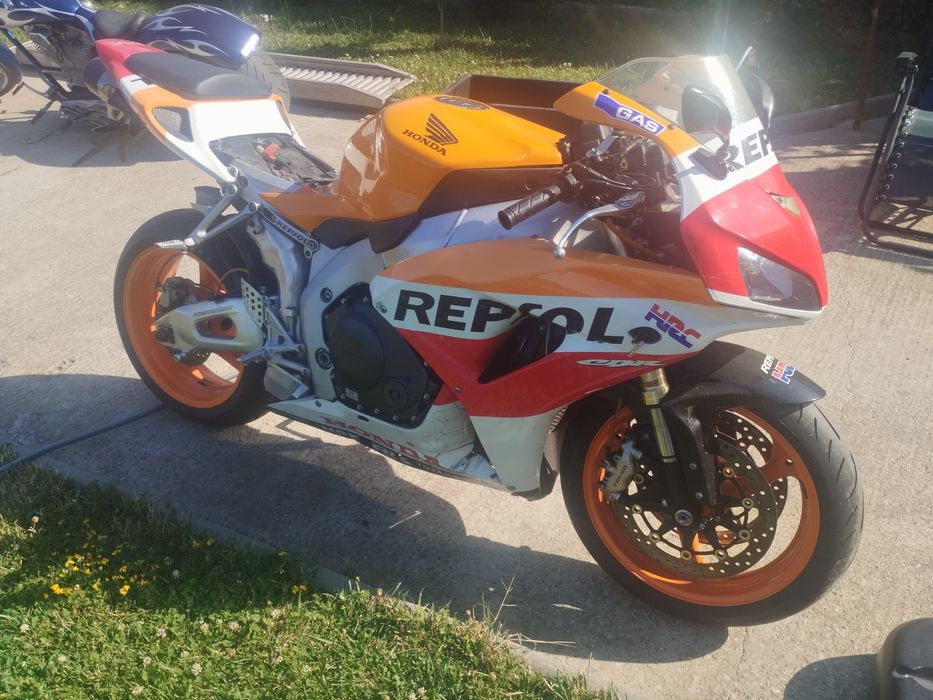 Dezmembrez Honda Cbr 1000 rr model 2004-2005