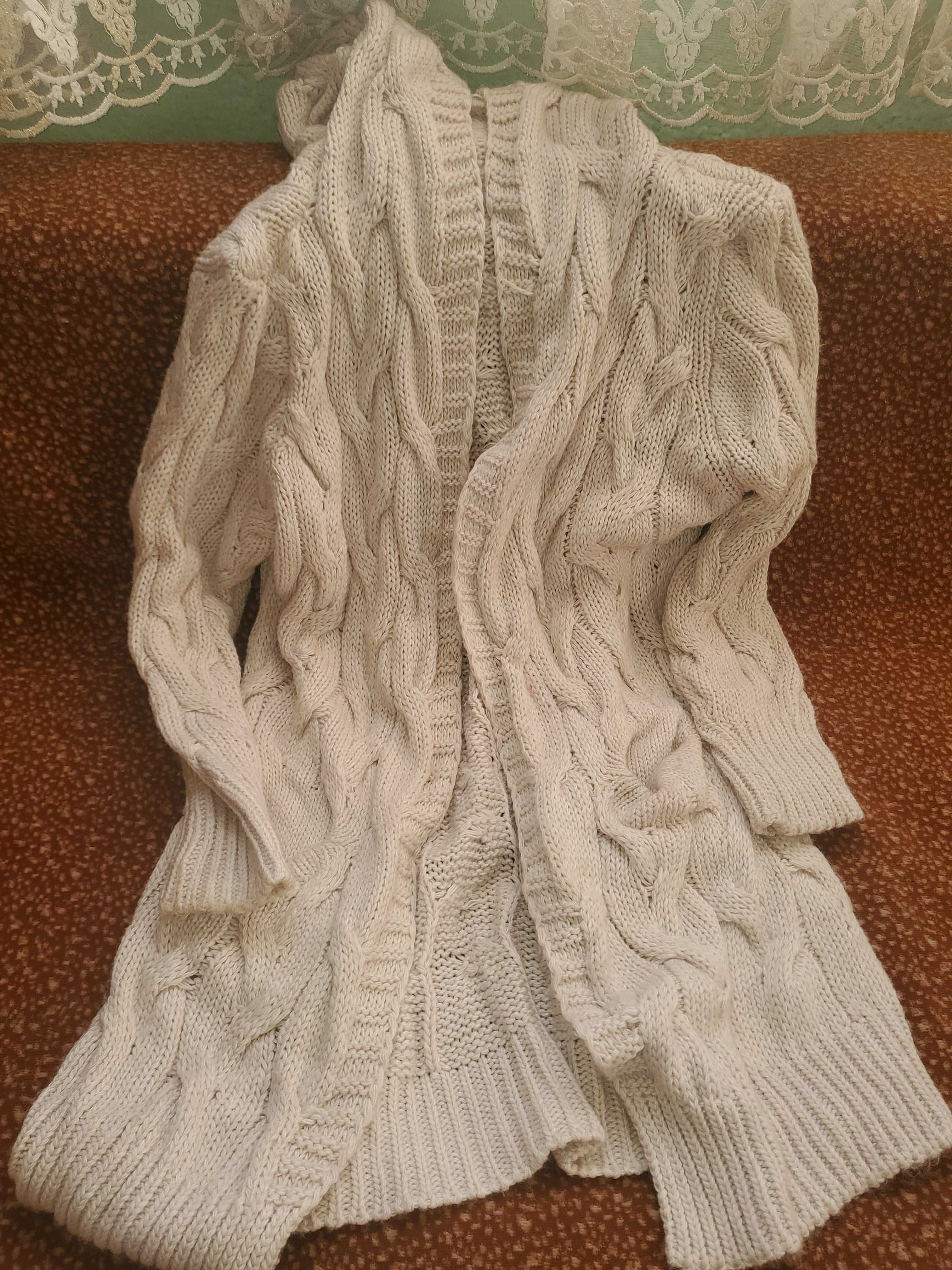 Модерна дамска плътна жилетка,с качулка,цвят бежов