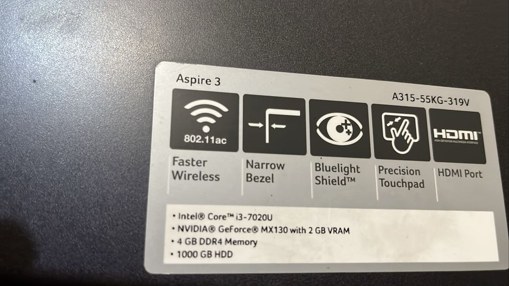 Ноутбук Acer бу еш жері сынбаған, жұмыс істеп тұр.