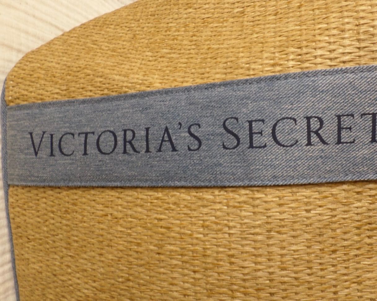Чанта за през рамо с лого на Victoria's
Secret VS, сламена, нова