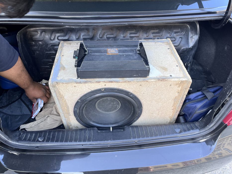 Usilnitel 1800 talik JBL 4 kanallik bochka 1200 komplekt srochno