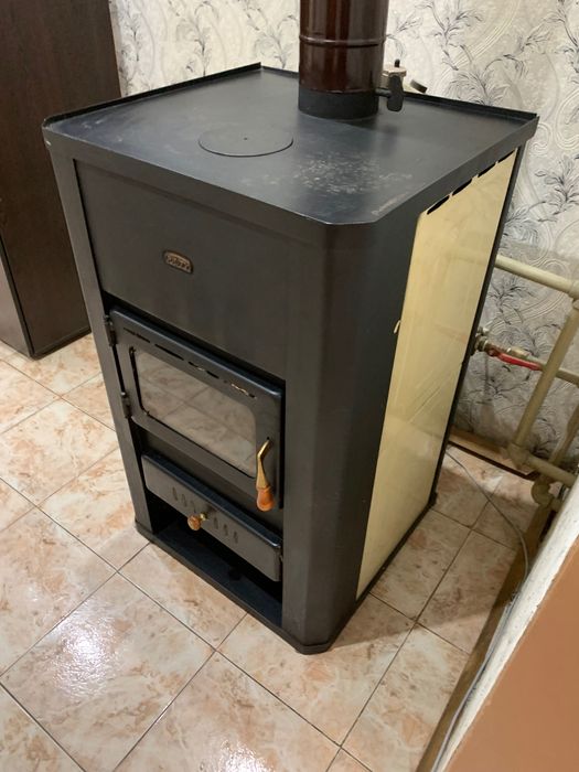 камина отоплителна с водонагревател на твърдо гориво прити C3B17