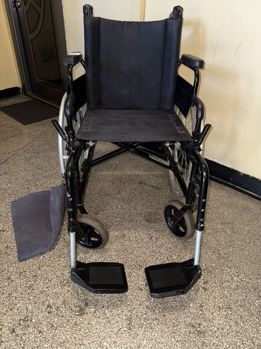 Scaun rulant carut medical batrani handicap dizabilitati ca nou