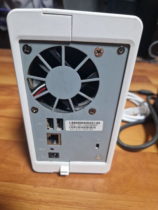 Nas synology ds207+.  2x 1tb hdd