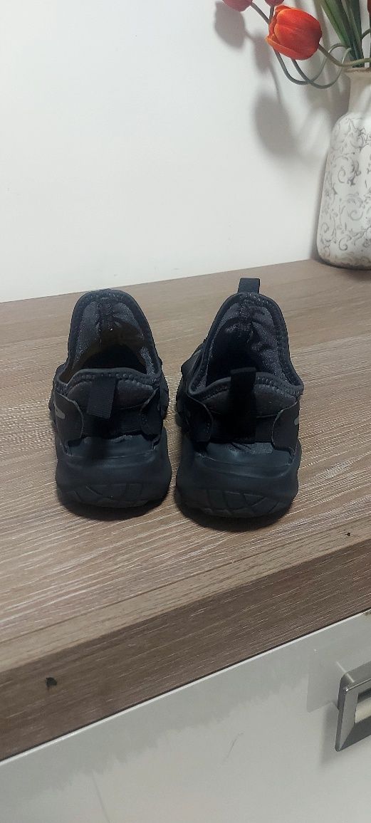 Vând nike pt băieți mărimea 35