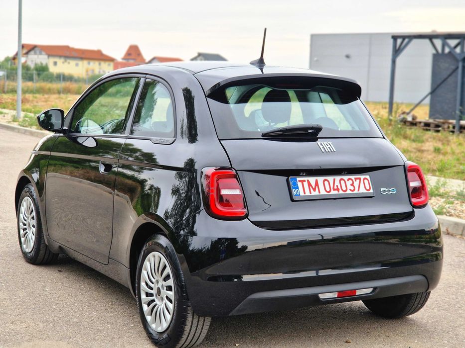 Fiat 500E Action