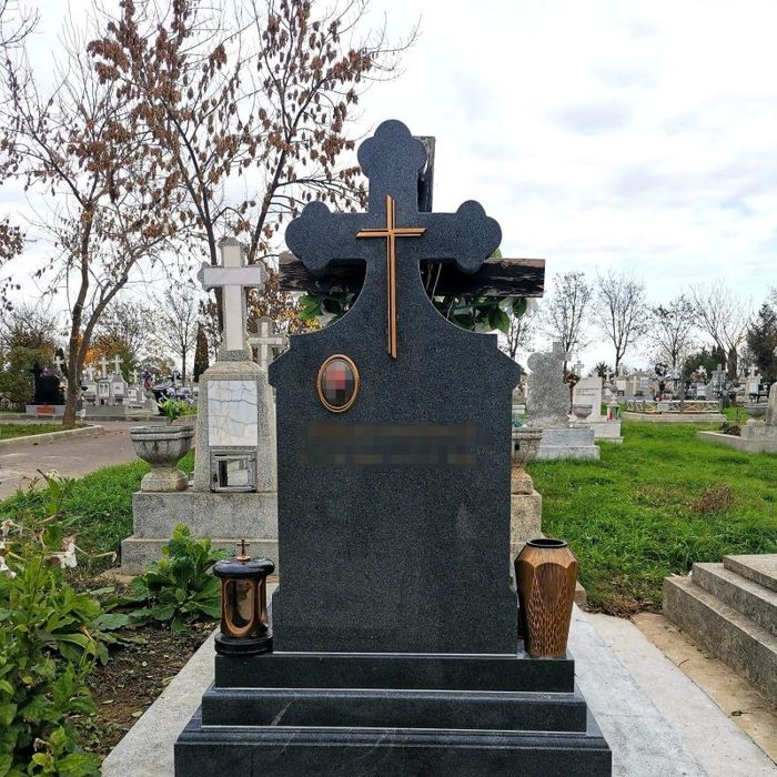 Vând monumente funerare