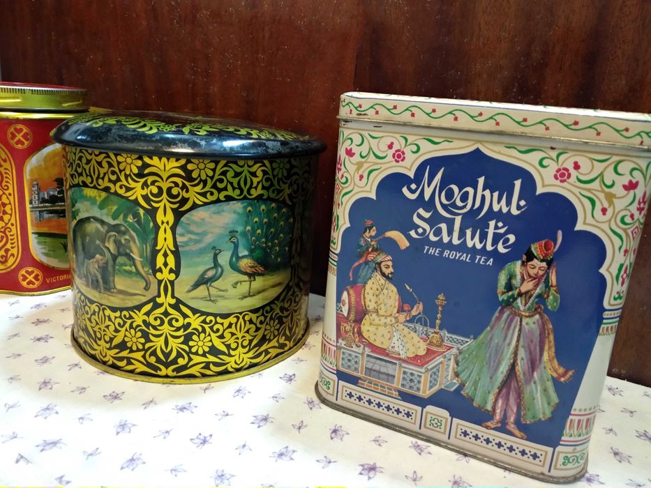 Металлические банки из под чая.