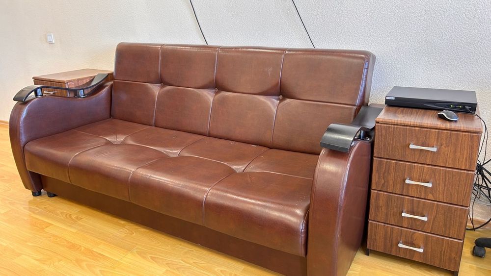 Диван кожаный офисный с креслами
