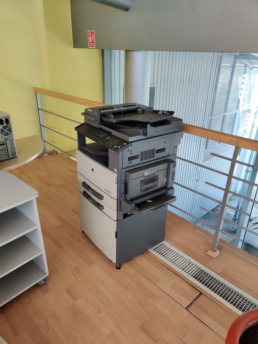Vând două copiatoare, Xerox, Konica Minolta, un birou și un desk