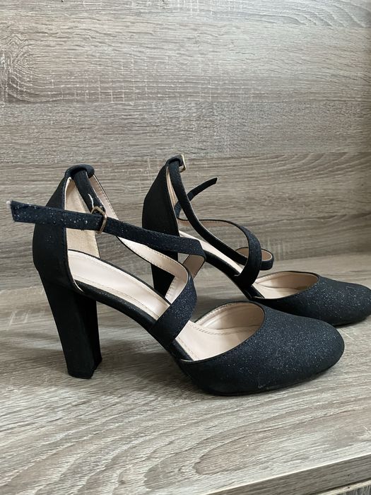 Pantofi cu toc şi cureluşe