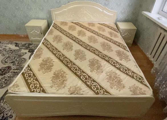 Кровать и тумбочки