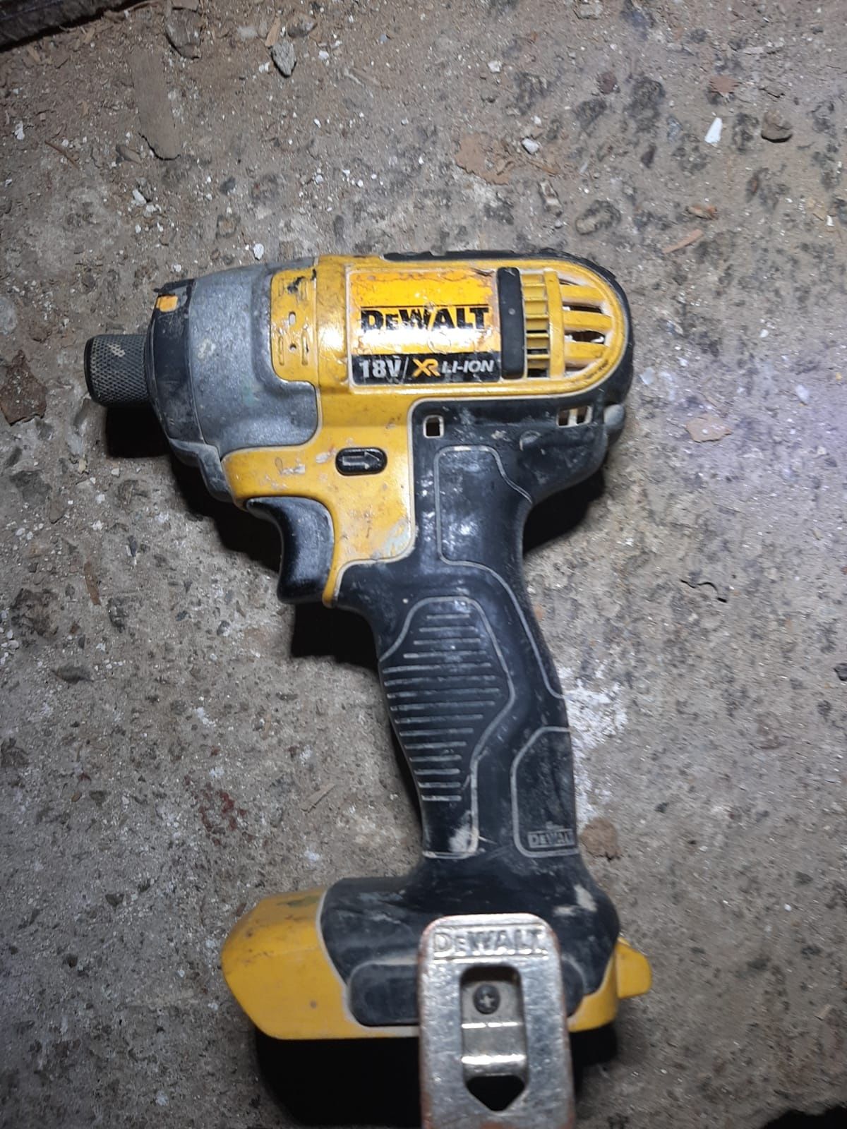 Devalt impa dcd885.