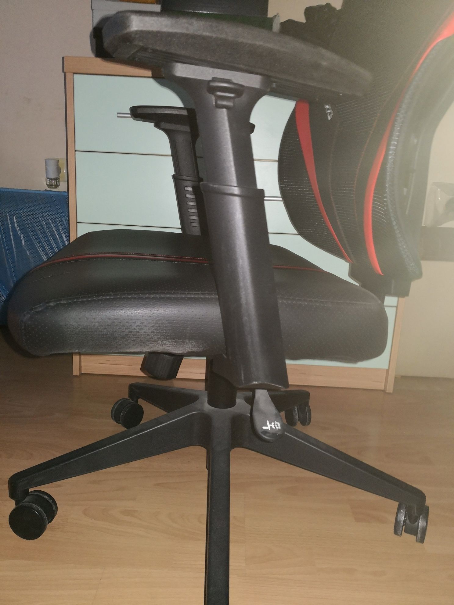 Продавам,
Геймърски стол ThunderX3 YAMA1 Черно/Червено
