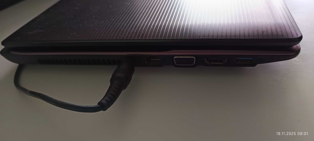 Продавам запазен лаптоп ASUS