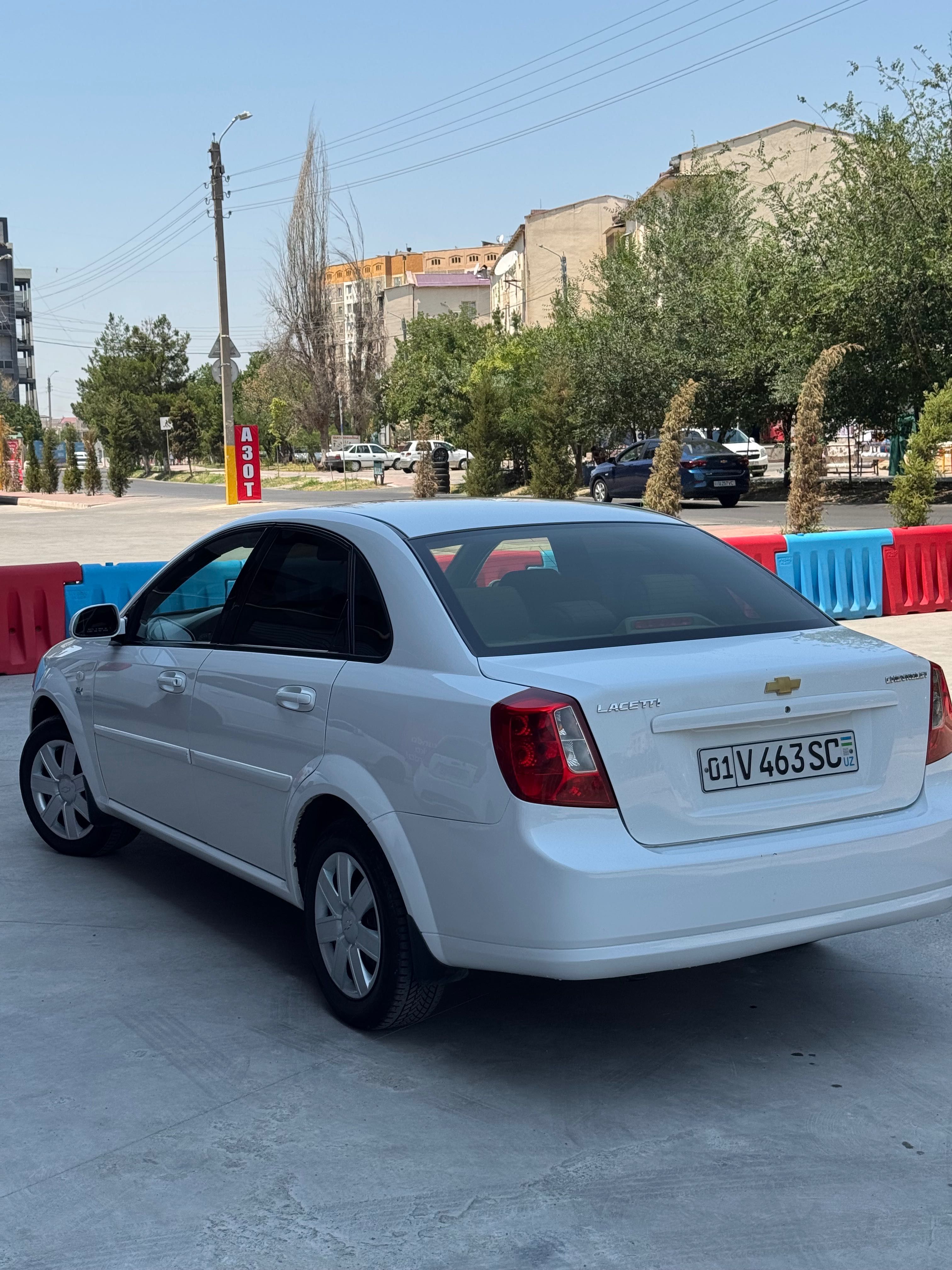 Срочно сотилади Лассети 1.6 л бензин.