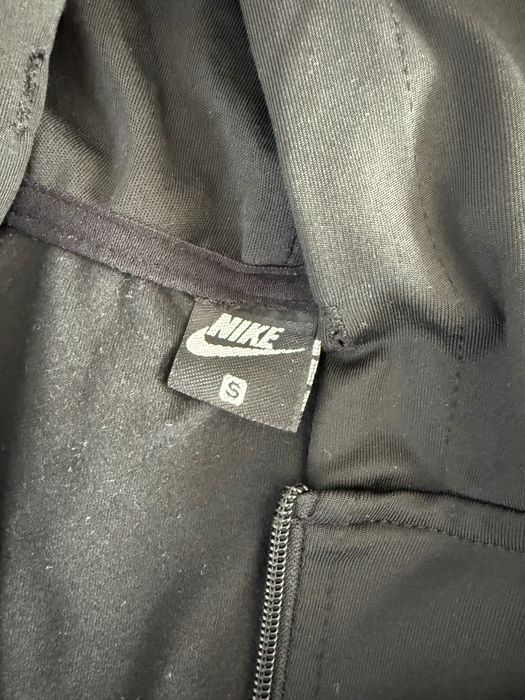 Екип Nike анцунг мек и еластичен с размер но става и за м