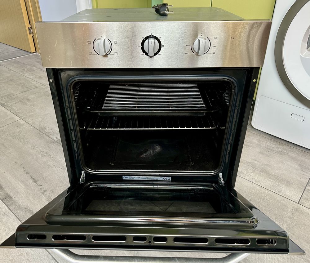 Фурна за вграждане Midea 65CME10101