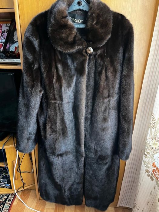 Продаю норковую шубу + шарф из норки в подарок!