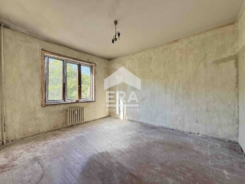 Двустаен апартамент с отделна кухня до площад "Възраждане"