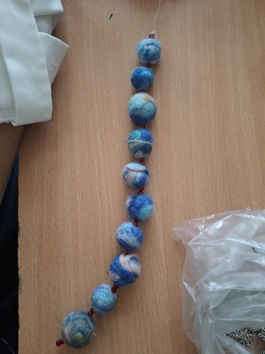 Украшения из шерсти.