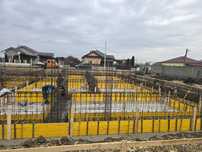 Construim case la roșu