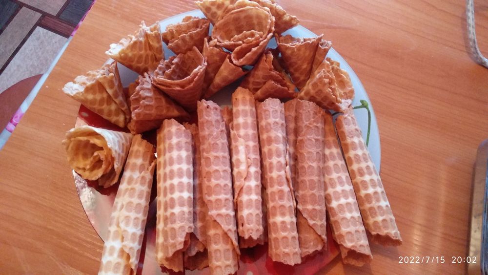 Пеку вафли, баурсаки, печенье с кунжутом.