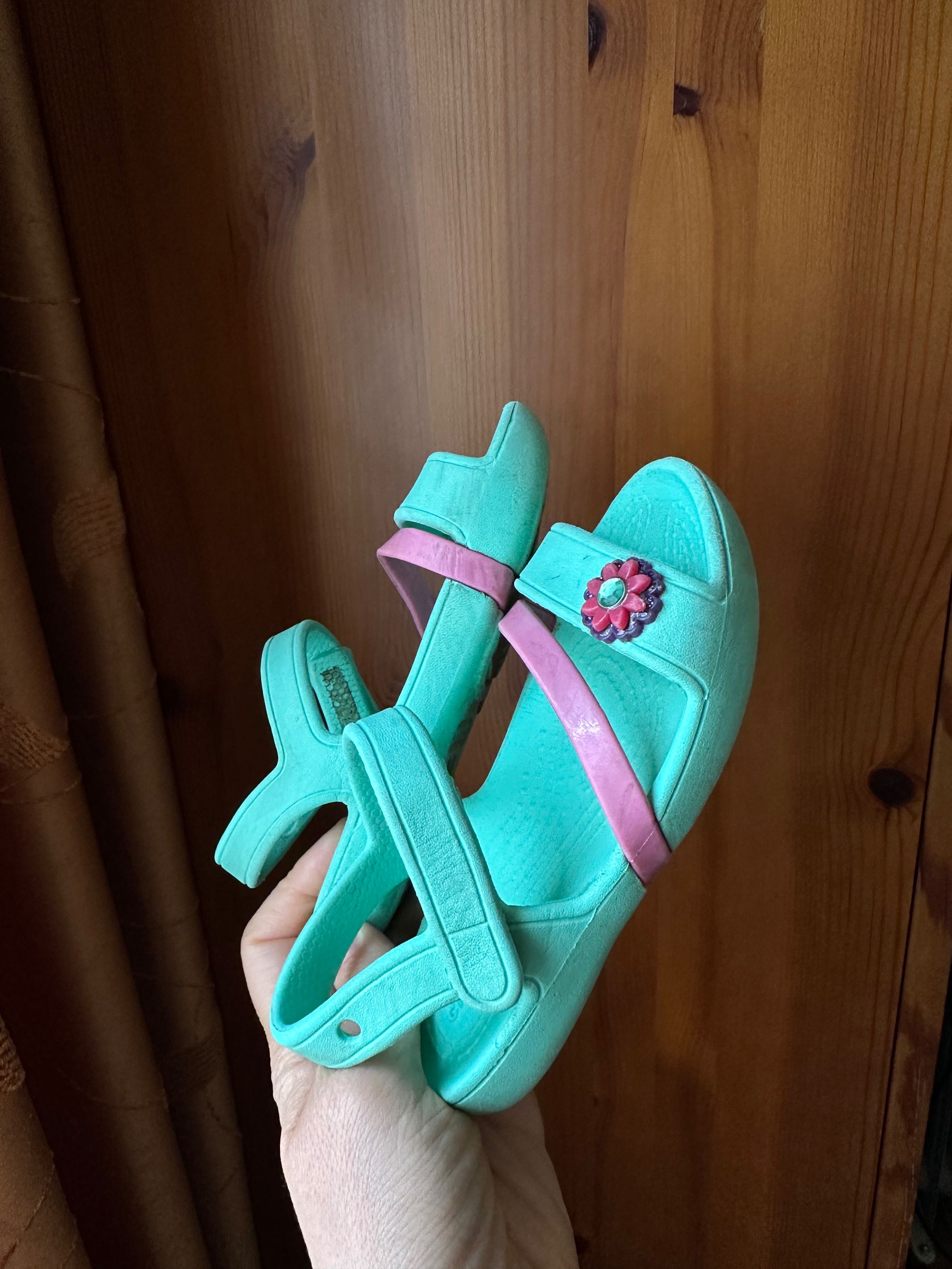 Crocs c9 c10 сандали за момиче