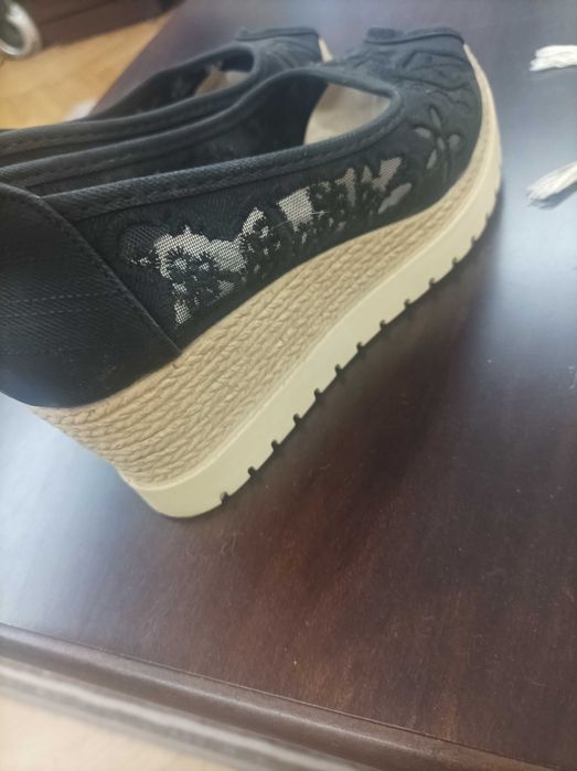 Отворени летни обувки на платформа