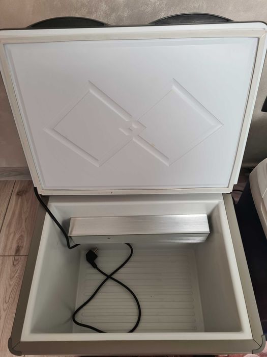 Vand frigider pentru rulota, camping Teesa 42 l