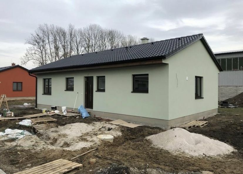 Case modulare pe structură metalică rezistentă și invelite cu panou sa