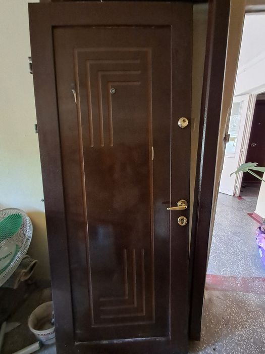 Ușă apartament uzată